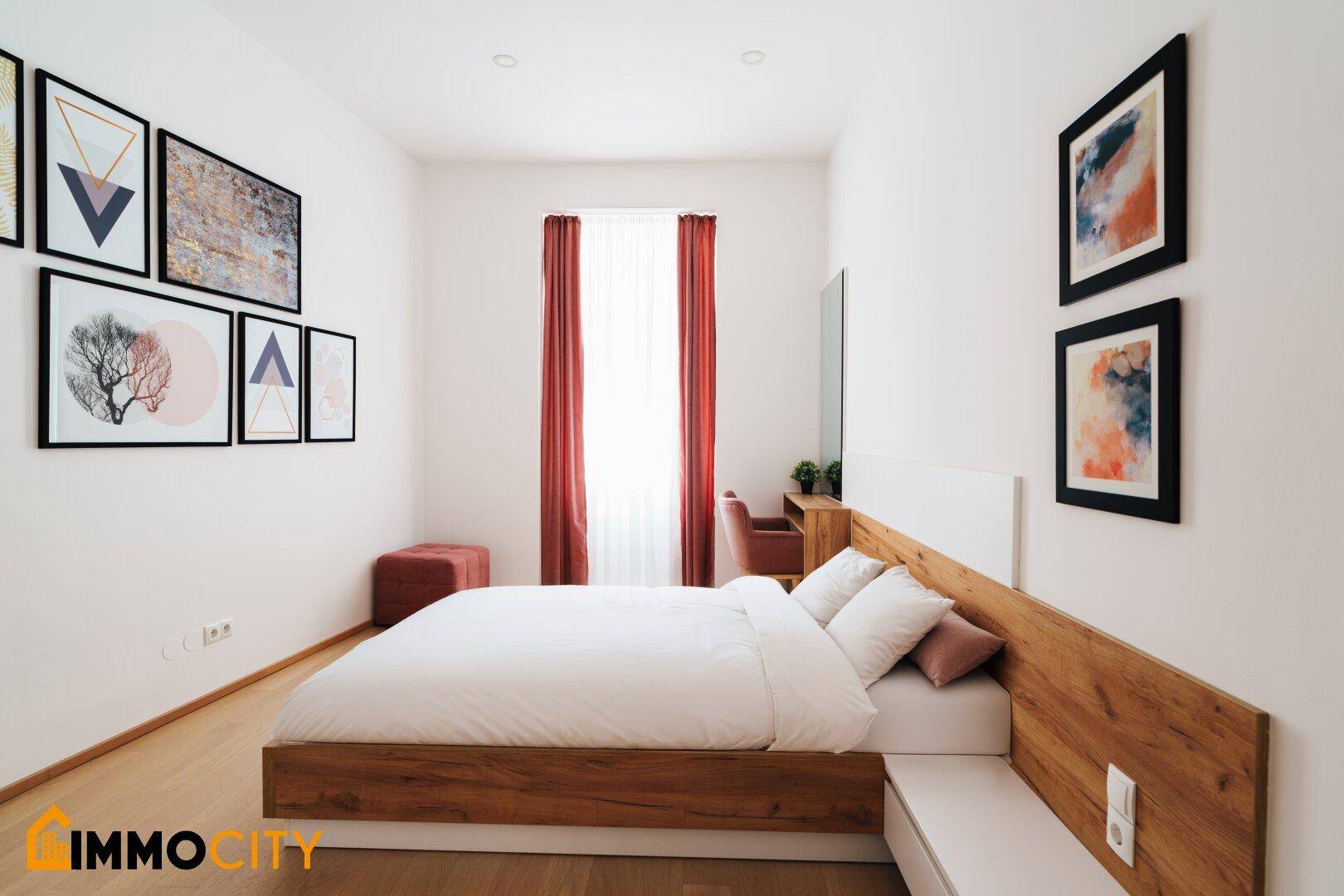 Modernes Schlafzimmer mit Holzbettrahmen, Parkettboden und stilvoller Wanddekoration.