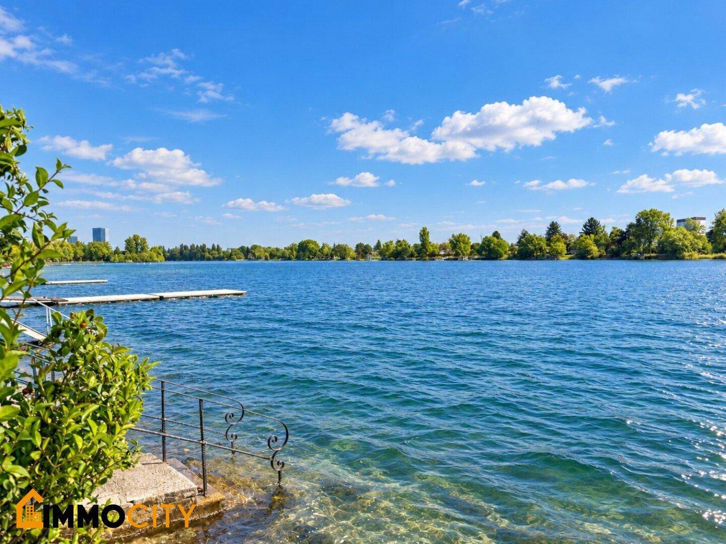Weitläufiger Blick über ein klares Gewässer mit grünen Ufern und blauem Himmel.