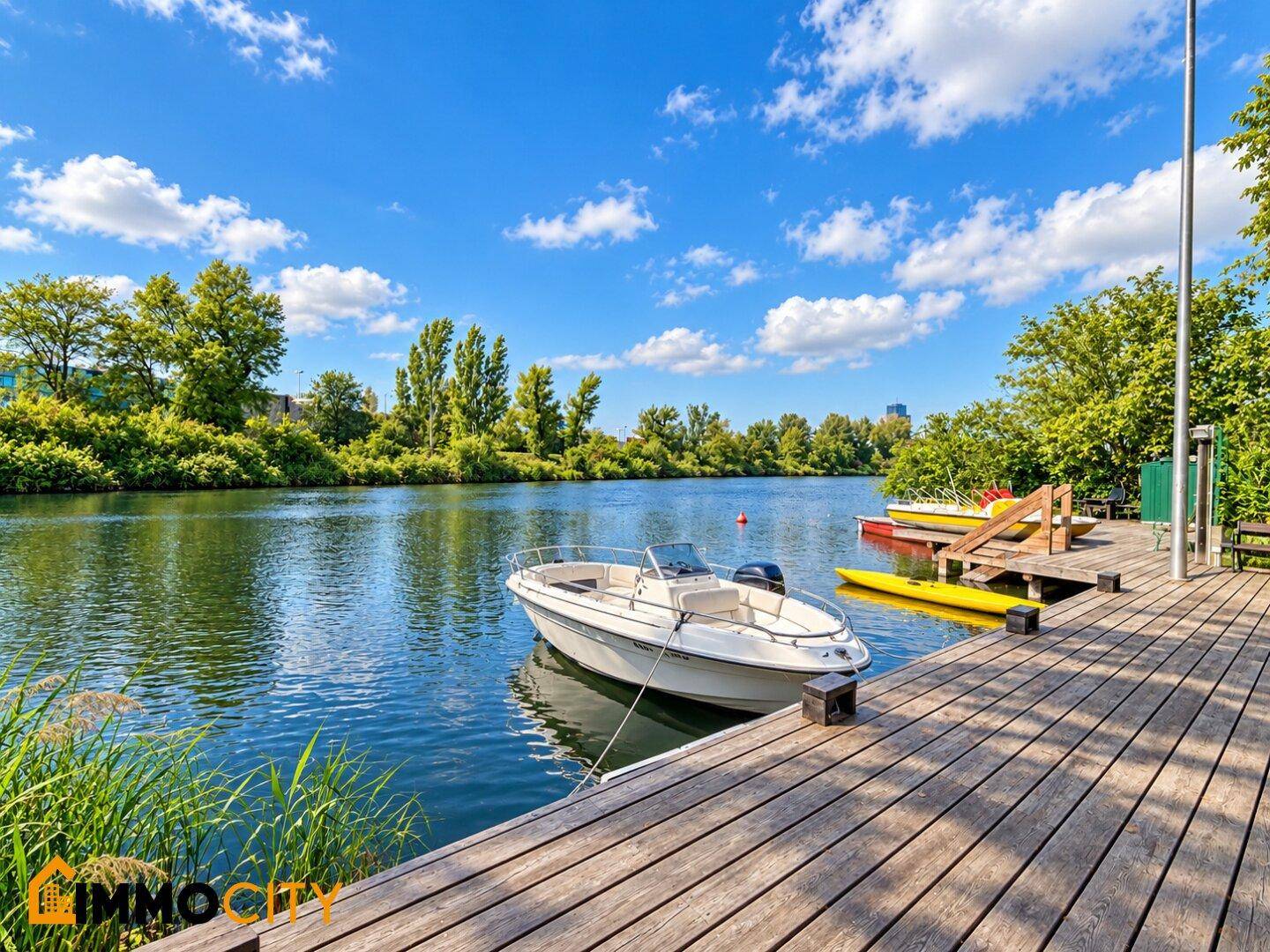 Holzsteg mit einem Motorboot am Ufer eines Gewässers unter blauem Himmel.