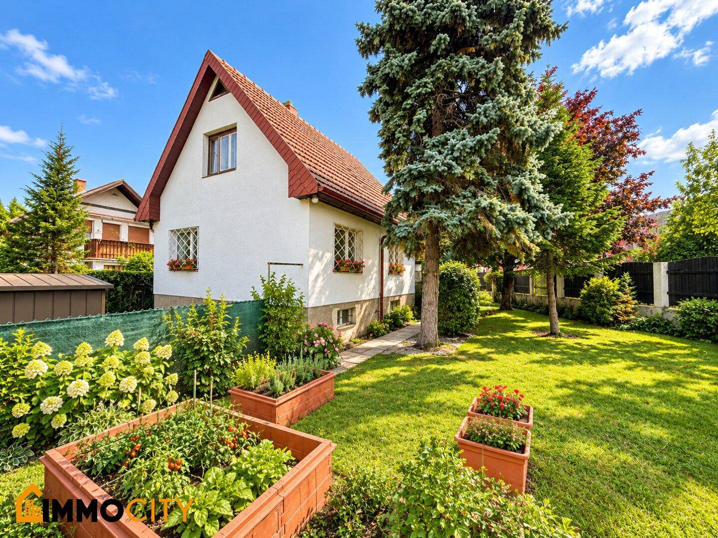 Charmantes Haus mit gepflegtem Garten, Rasenfläche und Hochbeeten für Pflanzen.