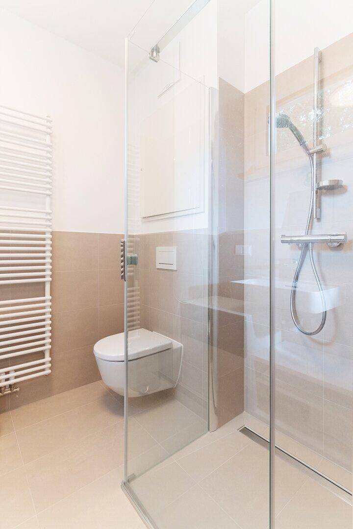 Gäste-WC mit Dusche