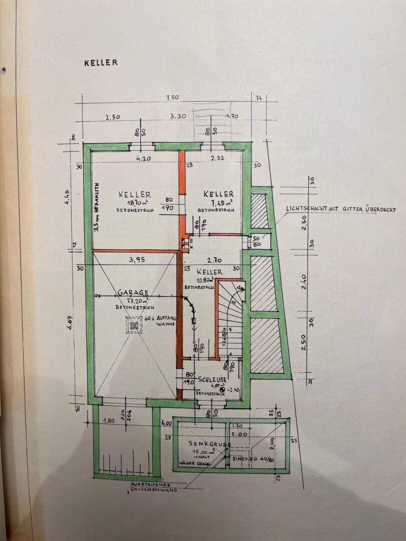 Grundriss des Kellers mit Garage, Kellerräumen und Treppenaufgang.