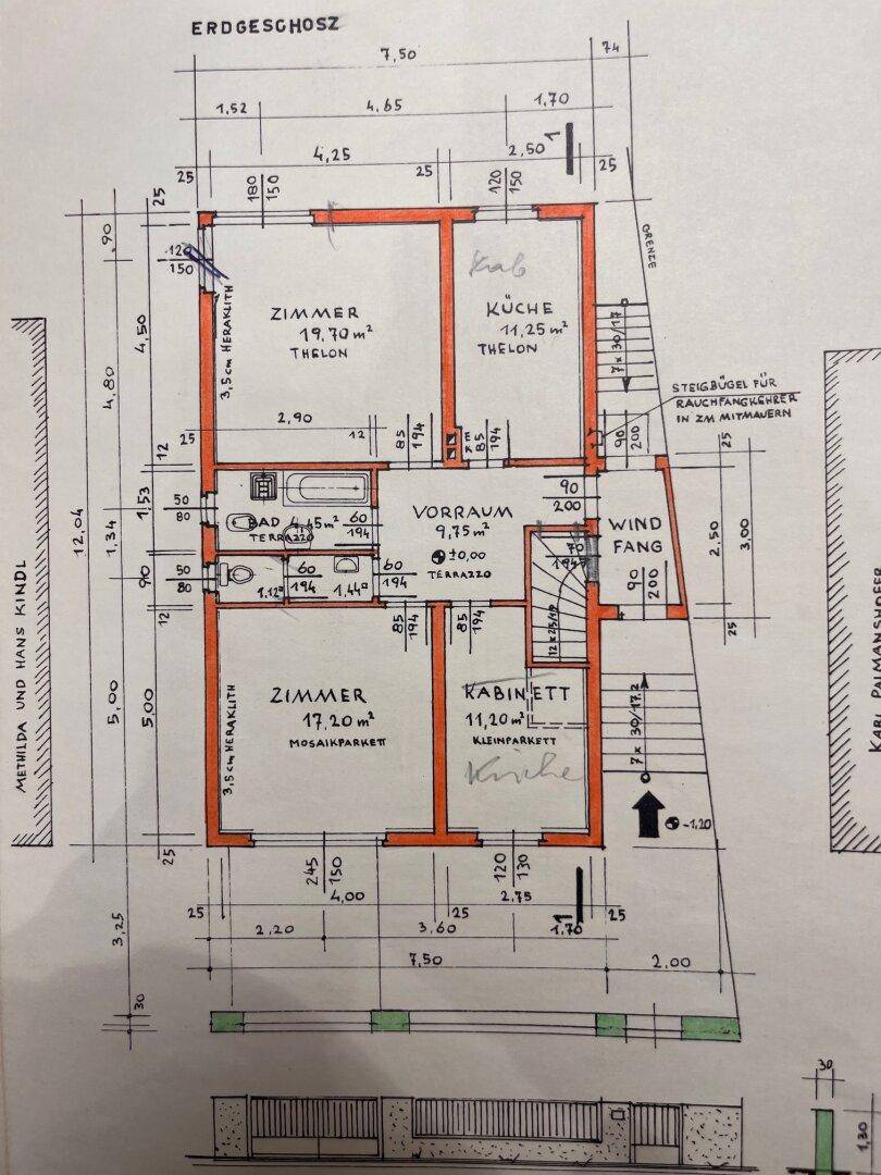 Grundriss des Erdgeschosses mit Zimmern, Küche, Bad und Windfang.