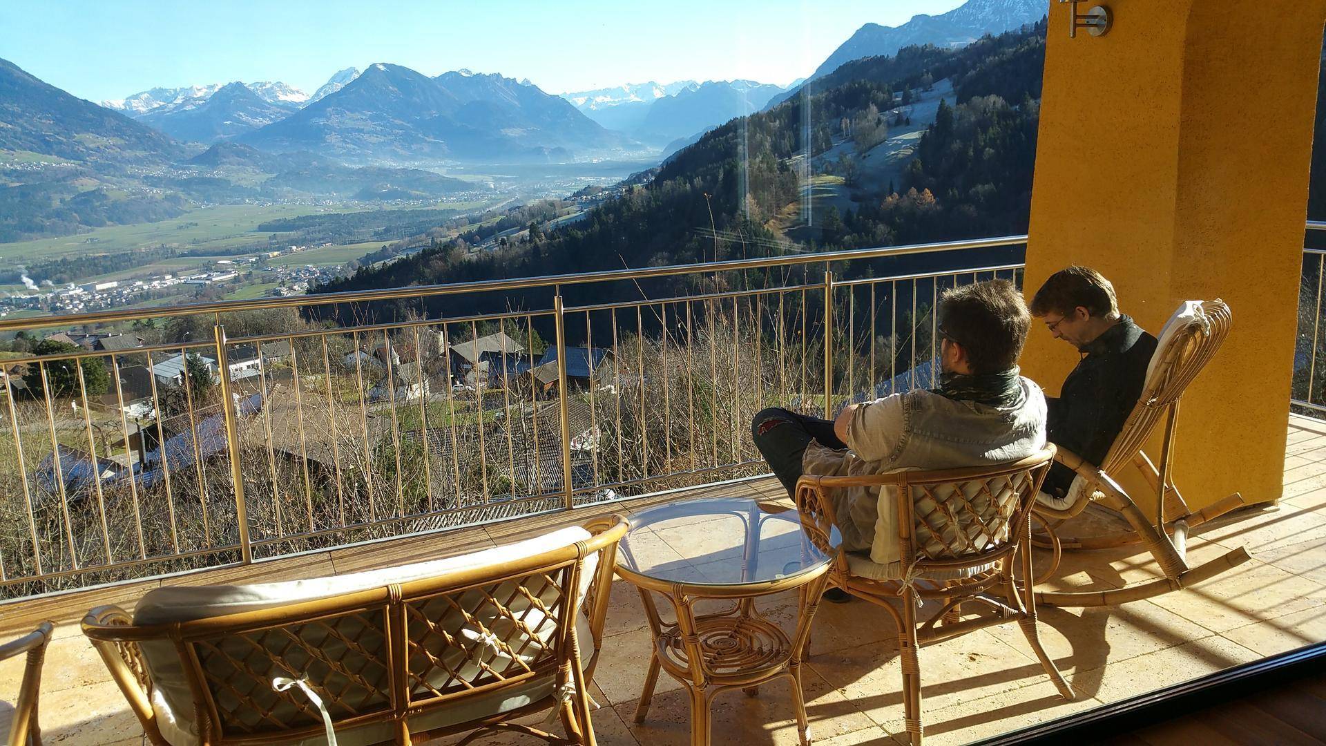 Geräumiger Balkon mit Sitzgelegenheiten und atemberaubendem Bergblick, ideal zum Entspannen.