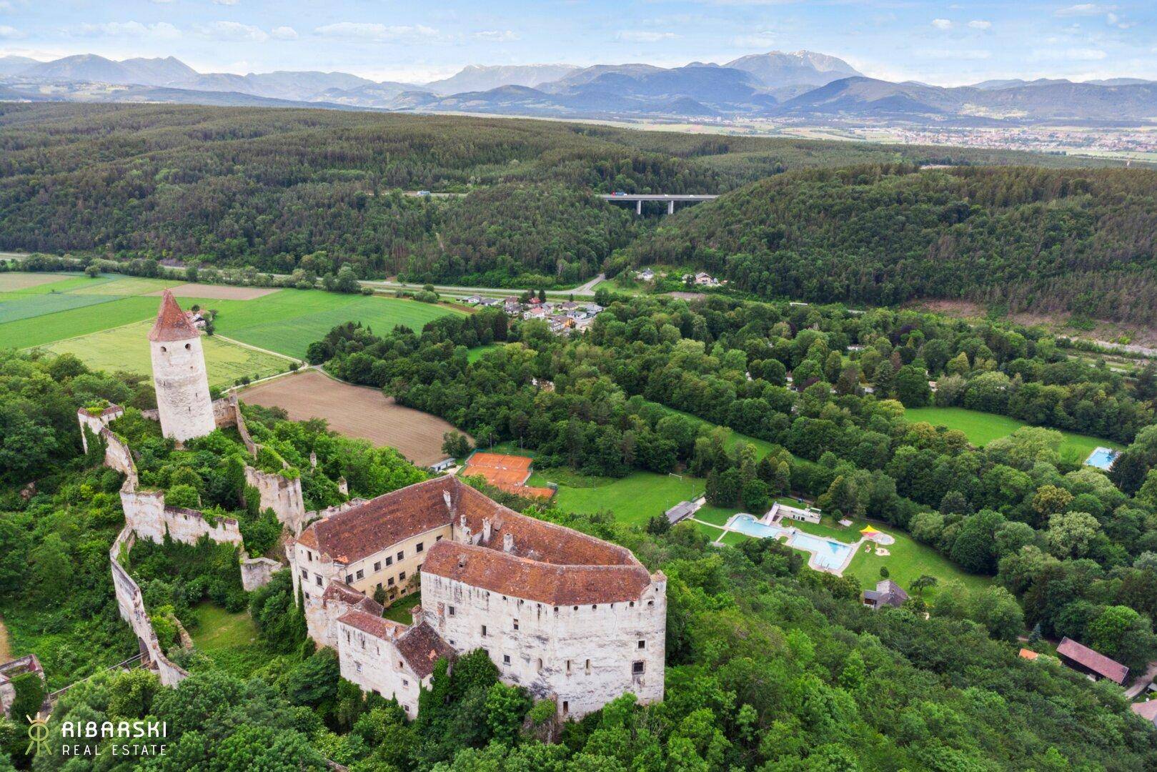 Blick auf den Park und Burg Seebenstein