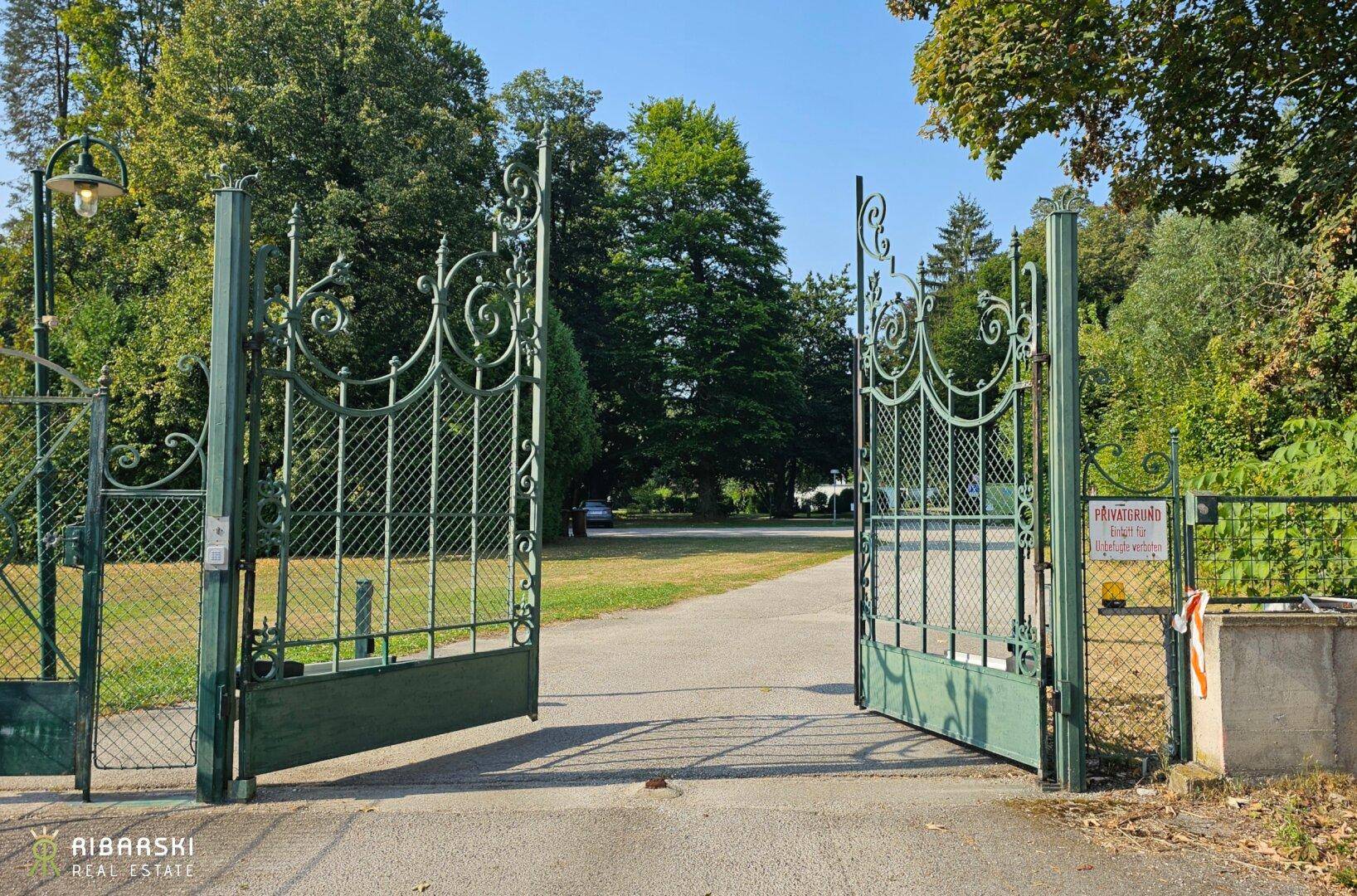 Einfahrtstor zum Privatpark