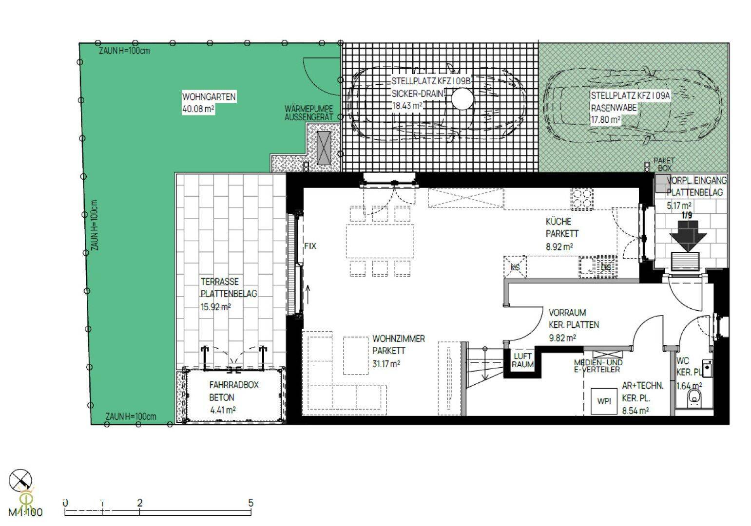Grundriss des Erdgeschosses mit offenem Wohnbereich, Küche, Terrasse, Garten und Stellplätzen.