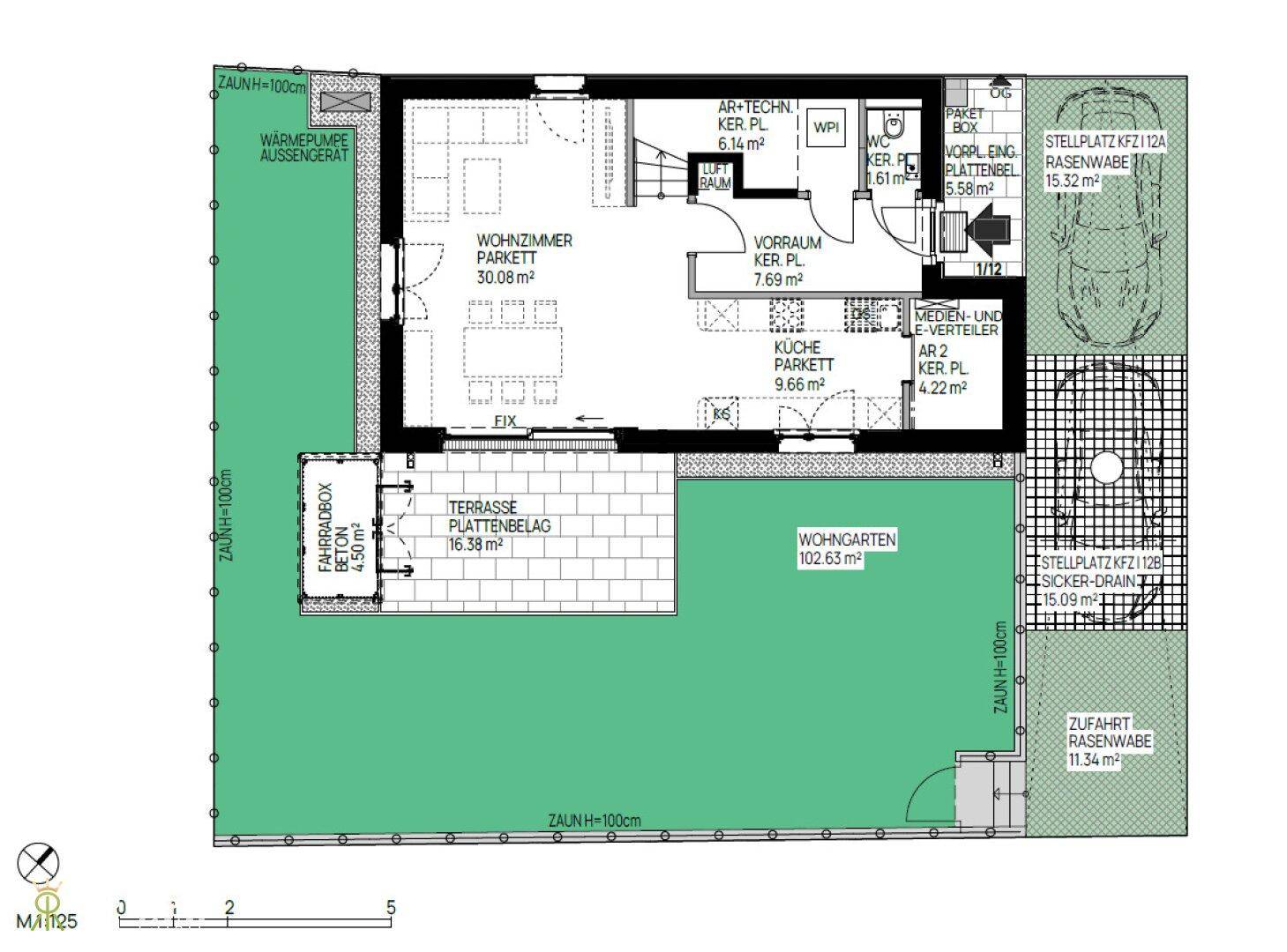 Grundriss des Erdgeschosses mit offenem Wohnbereich, Küche, Terrasse und großem Garten.