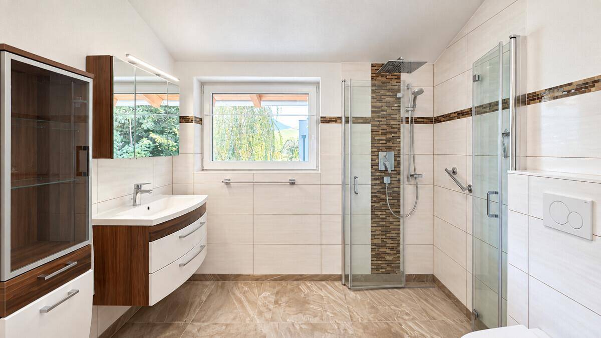 Helles modernes Badezimmer mit Holzakzenten