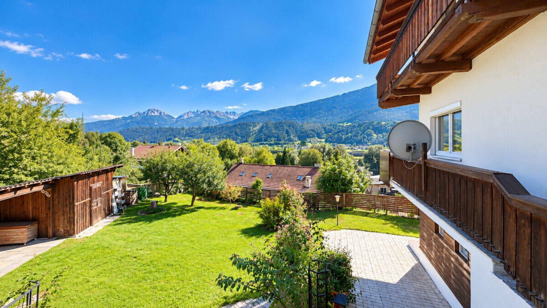 Außenansicht des Hauses mit großem Garten, Auffahrt und Bergblick.