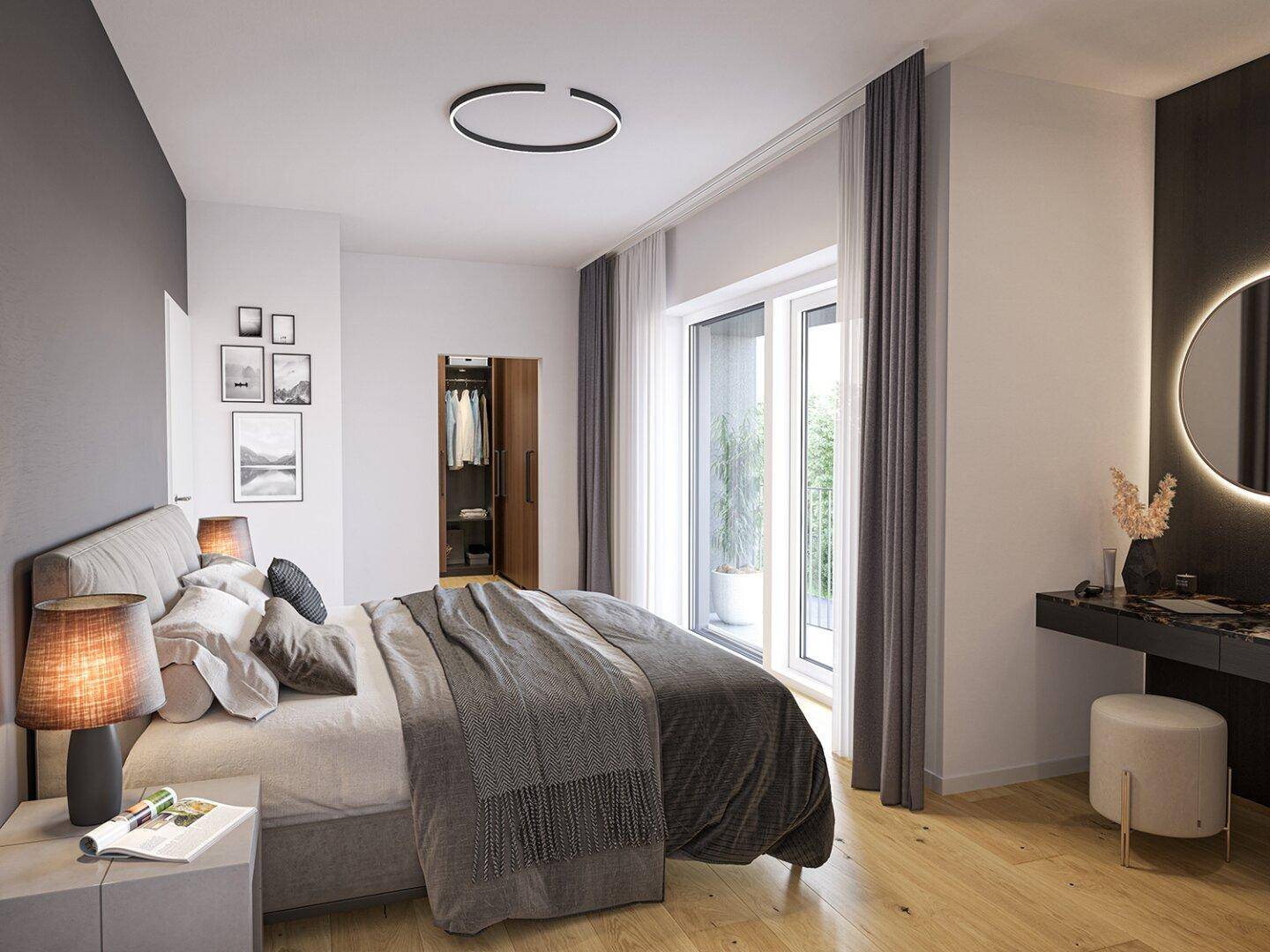 Helles Schlafzimmer mit Holzboden, großem Fenster und Zugang zu einem begehbaren Kleiderschrank.