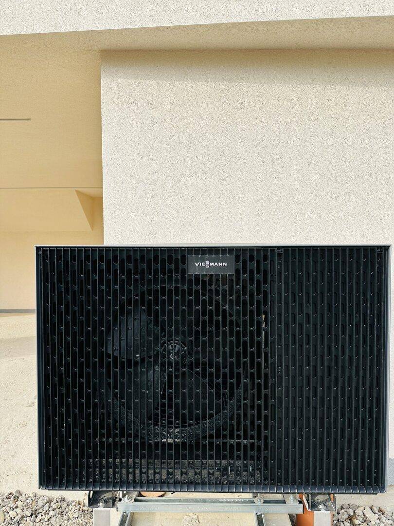 Moderne Viessmann Wärmepumpe als effizientes Heizsystem für das Gebäude.