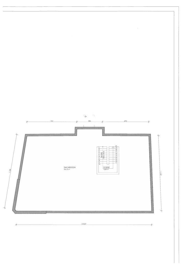 Grundriss des Dachgeschosses mit Treppenhaus und großem, offenem Bereich.