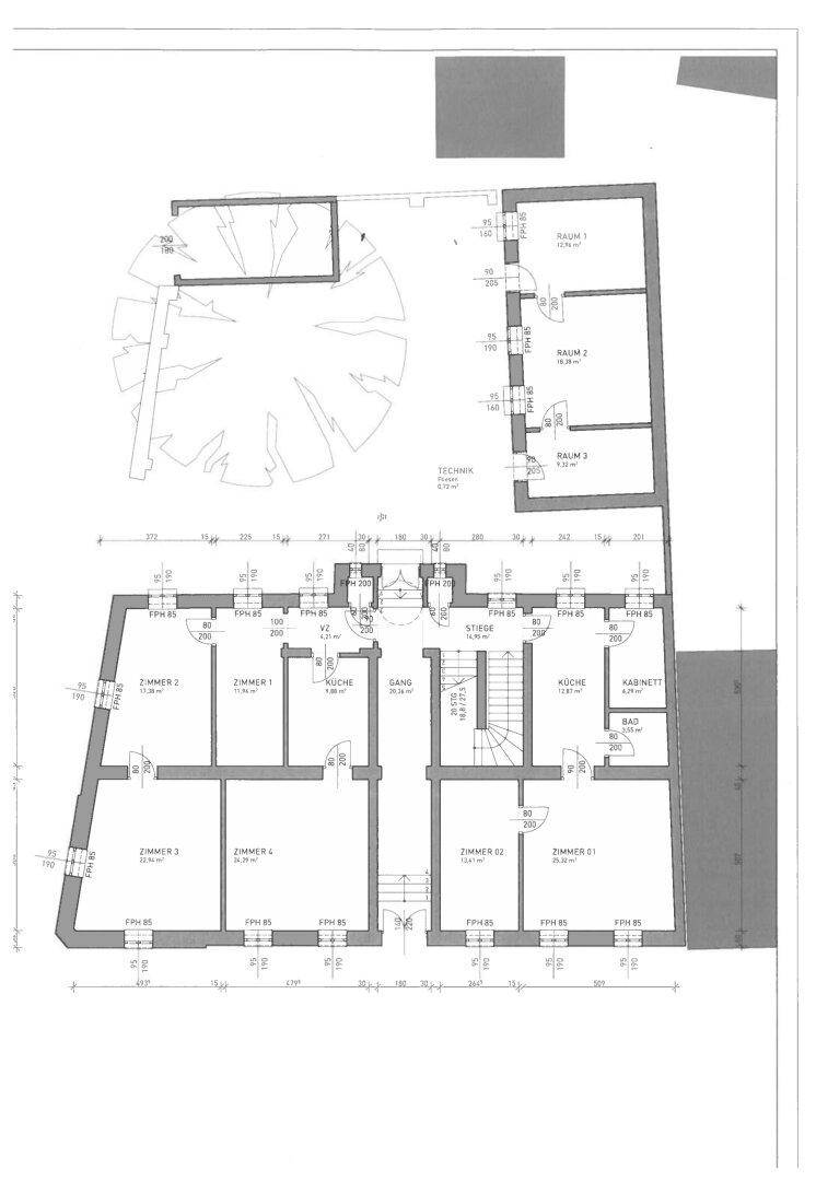 Grundriss des Erdgeschosses mit mehreren Zimmern, Küche und Bad, inklusive Treppenhaus.