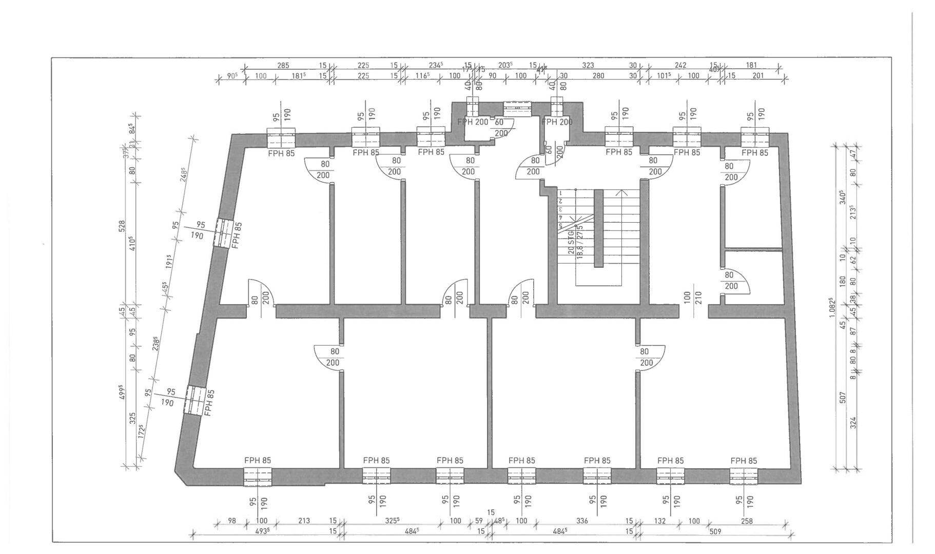 Grundriss des Obergeschosses mit mehreren Zimmern und zentralem Treppenhaus.