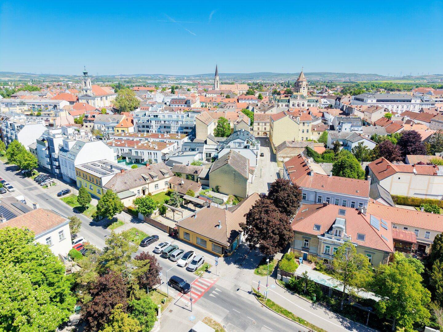 Panoramablick über eine historische Stadt mit vielen Dächern und einer Kirche im Zentrum.