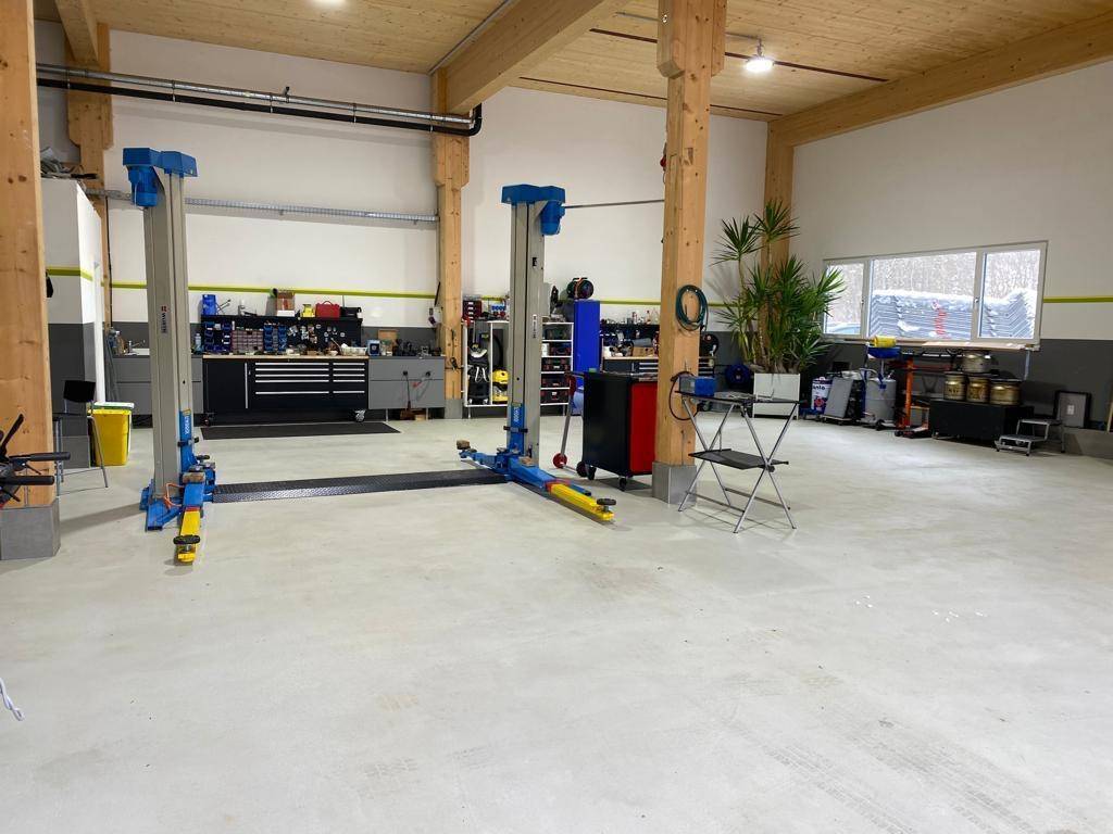 Detaillierte Ansicht des Arbeitsbereichs in der Werkstatt mit Werkbänken und Stauraum.