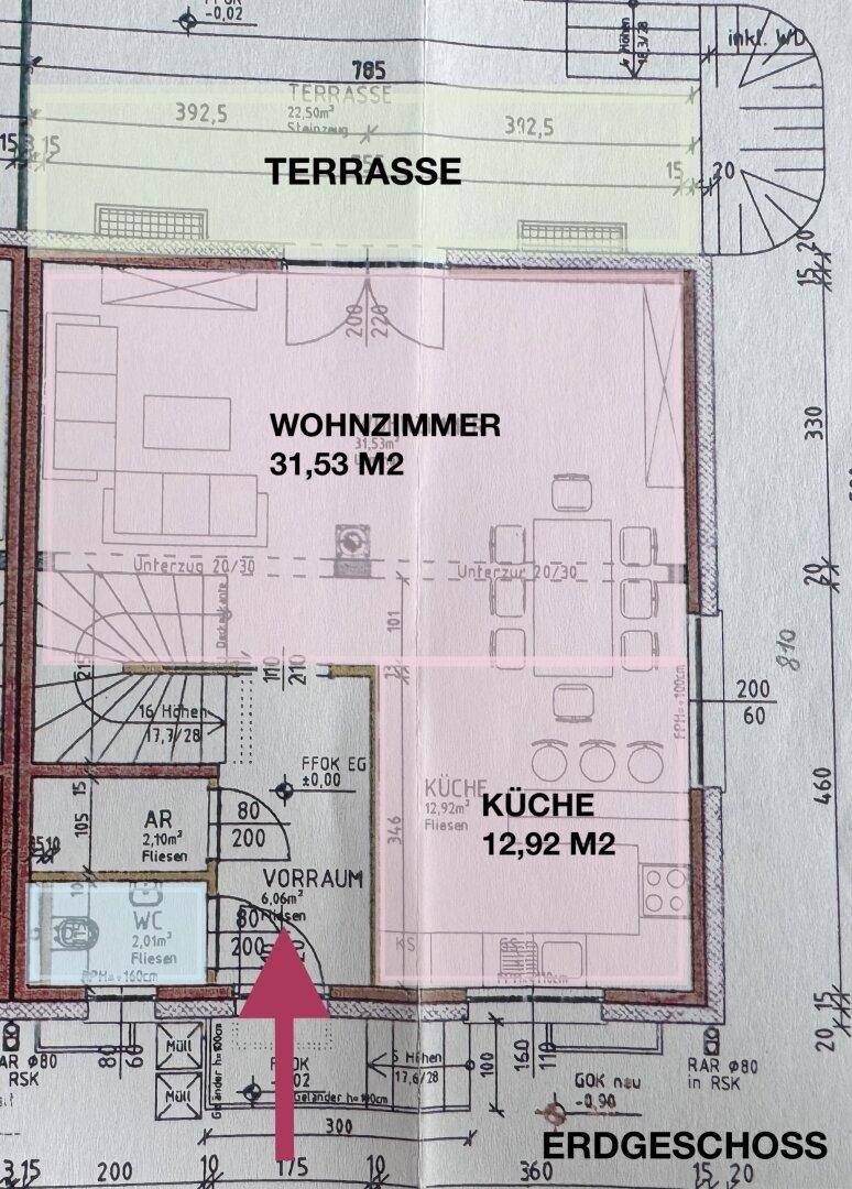 Grundriss des Erdgeschosses mit Wohnzimmer, Küche, WC und Terrasse.