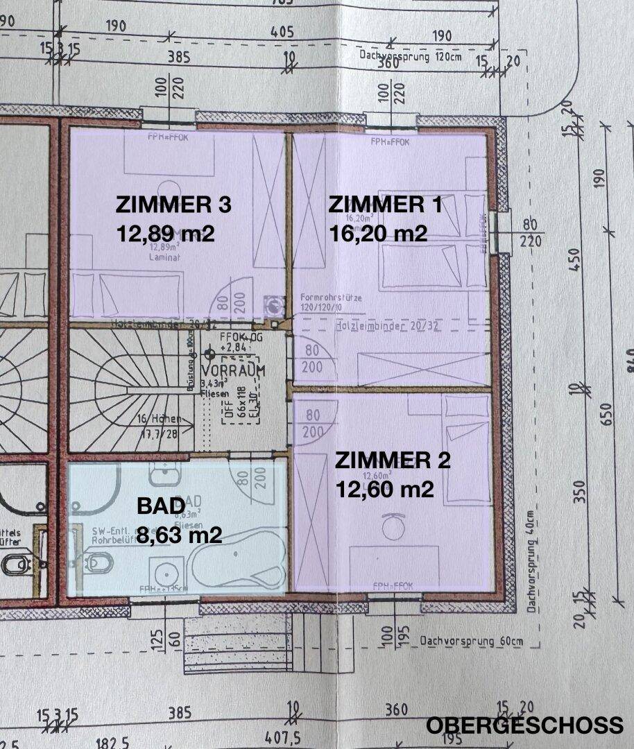 Grundriss des Obergeschosses mit drei Schlafzimmern und einem Badezimmer.