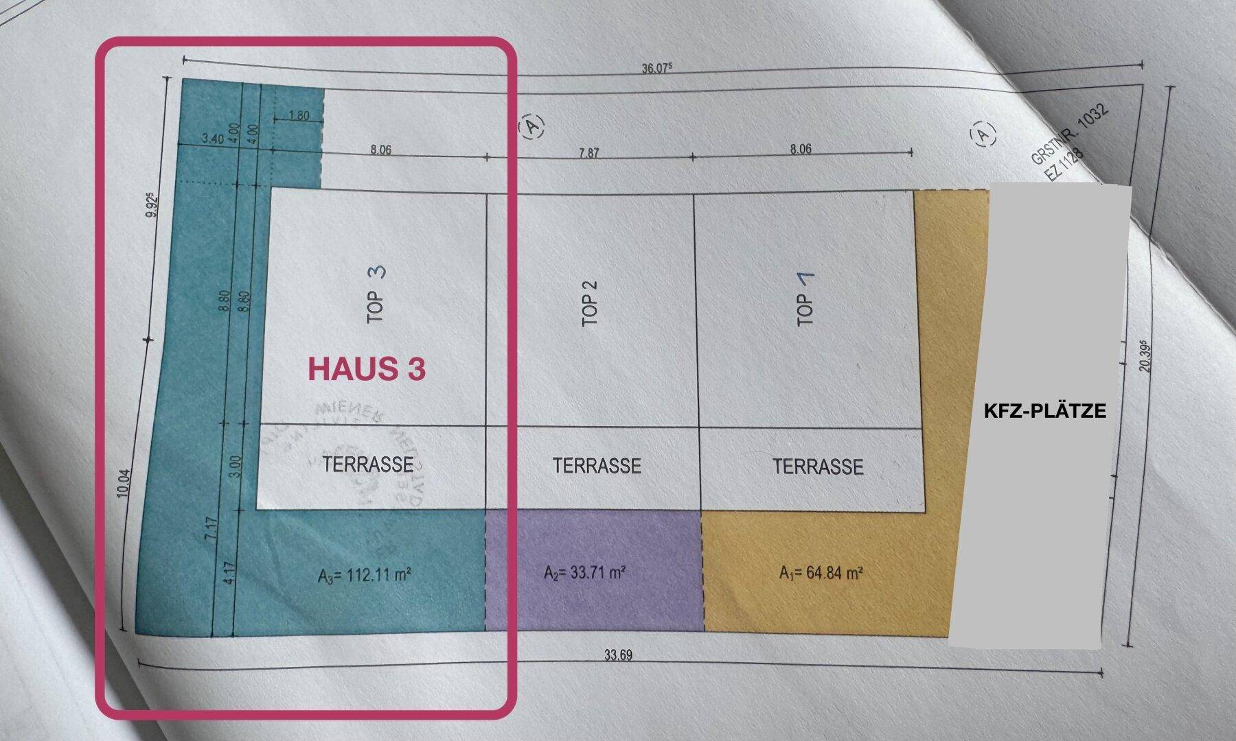 Lageplan mit drei Wohneinheiten, zugehörigen Terrassen und Parkplätzen.