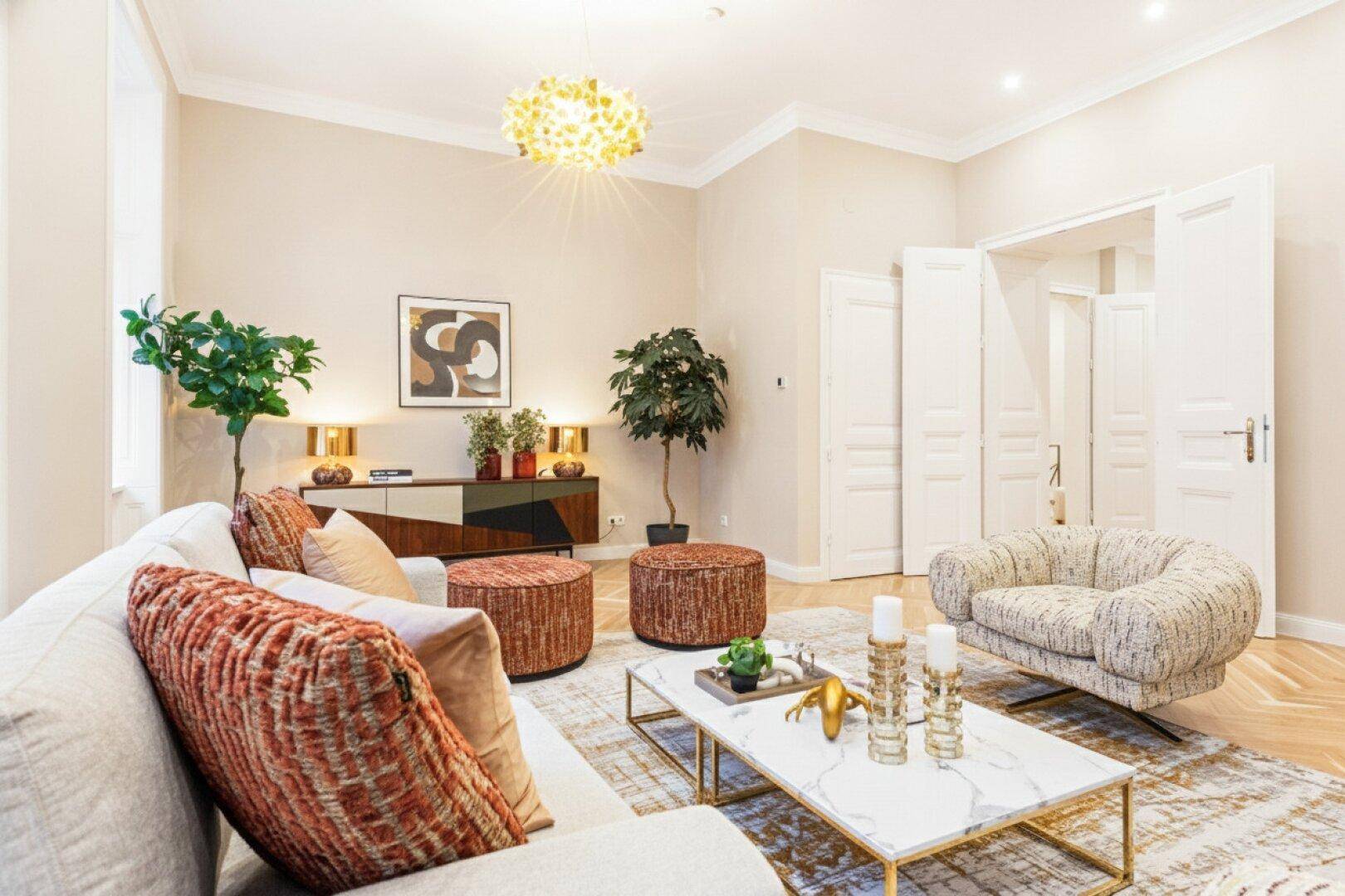 Gemütlicher Wohnbereich mit stilvollem Sofa, Marmor-Couchtisch und dekorativen Akzenten.