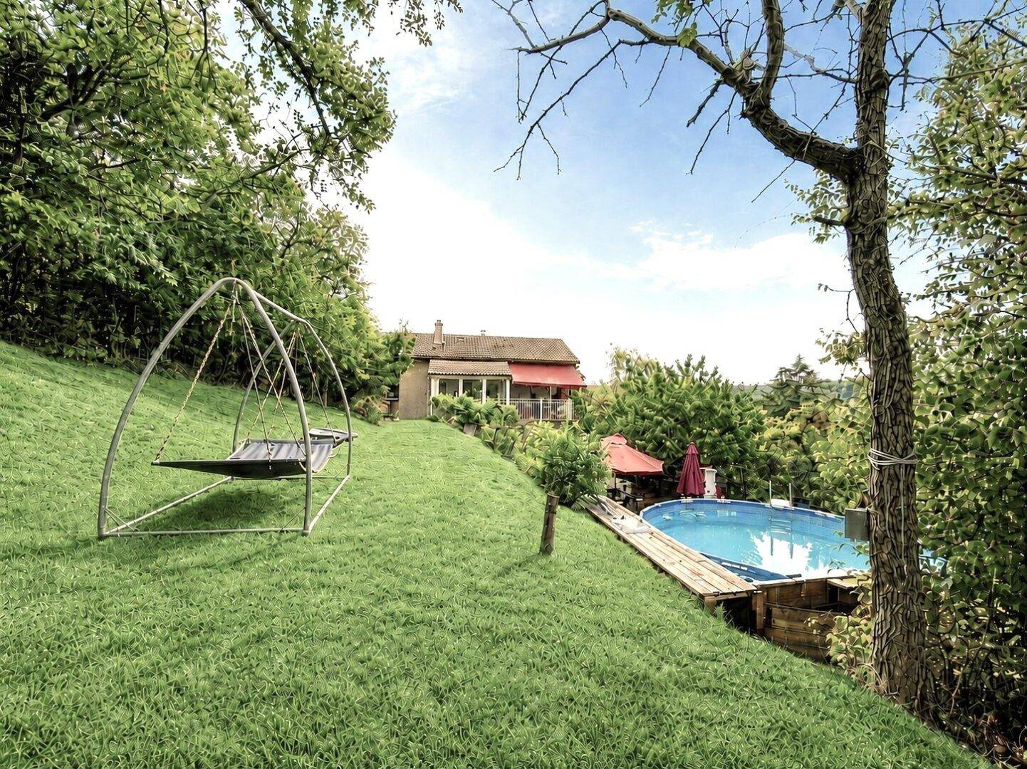 Großer Gartenbereich mit Schaukel, oberirdischem Pool und Blick auf das Haus und die umliegende Landschaft.