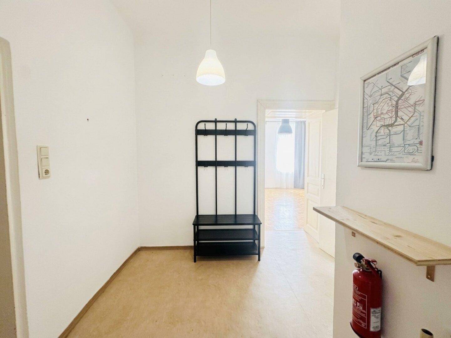 Geräumiger Flur mit Garderobe, heller Beleuchtung und Zugang zu weiteren Räumen.