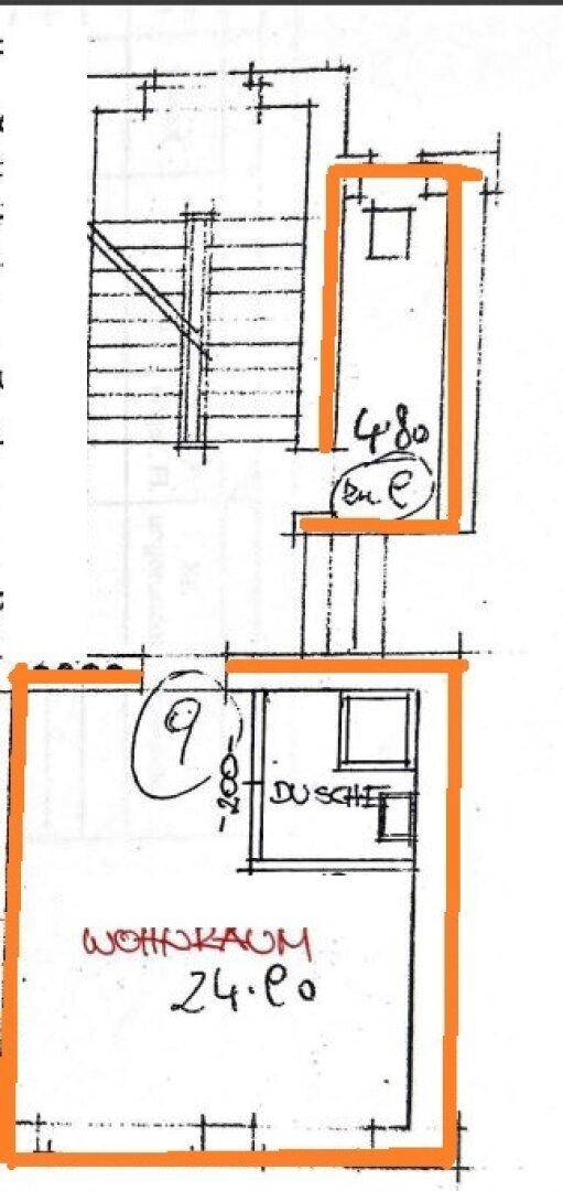 Handgezeichneter Grundriss-Entwurf mit eingezeichnetem Wohnraum und Duschbereich.