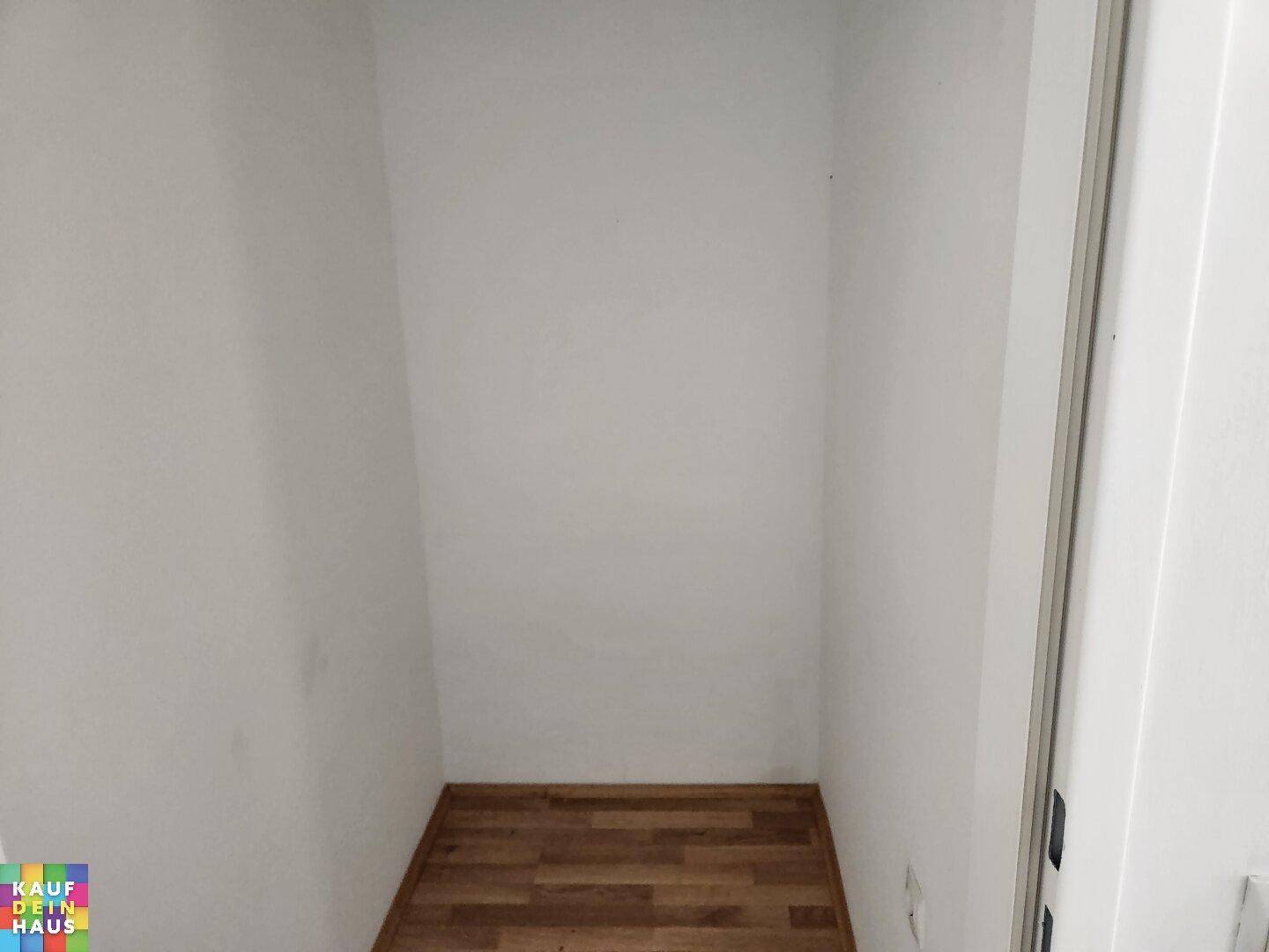 Kleiner, leerer Abstellraum mit Laminatboden, ideal für zusätzlichen Stauraum.