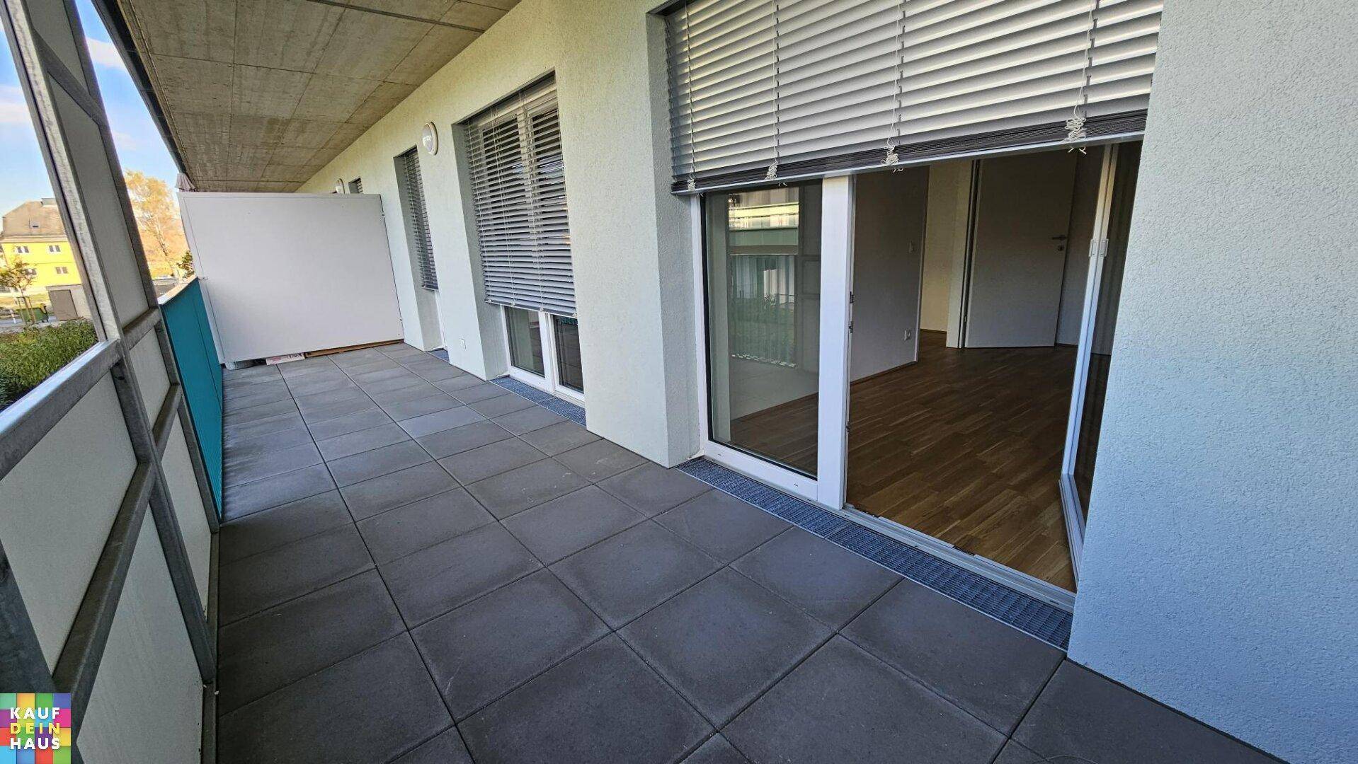 Geräumiger Balkon mit Fliesenboden und direktem Zugang zu den hellen Innenräumen.