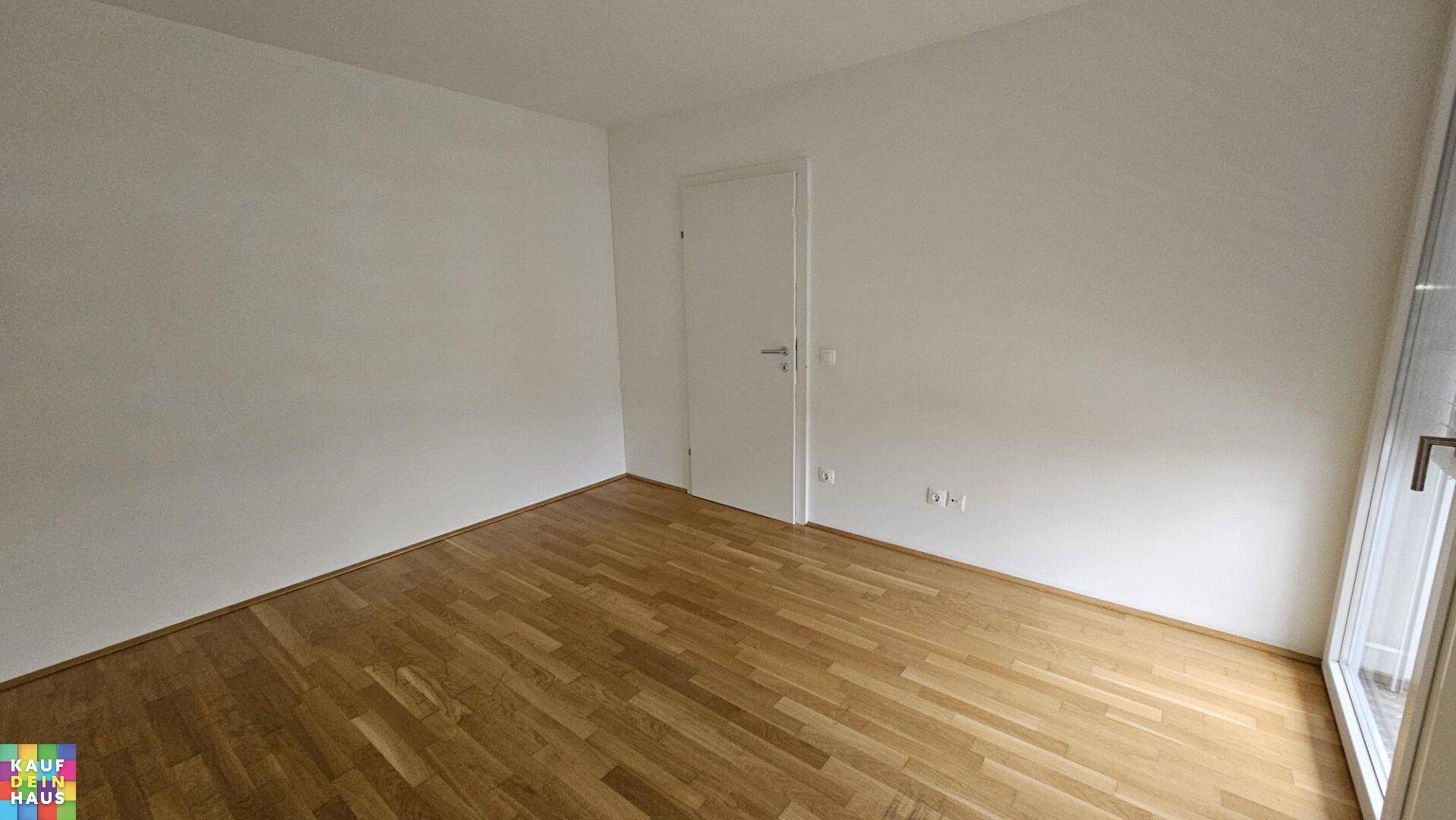 Ruhiges Schlafzimmer mit Parkettboden und weiß gestrichenen Wänden, bereit zum Einrichten.