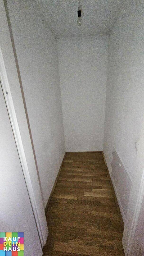 Kleiner Abstellraum mit Parkettboden, ideal für zusätzlichen Stauraum.