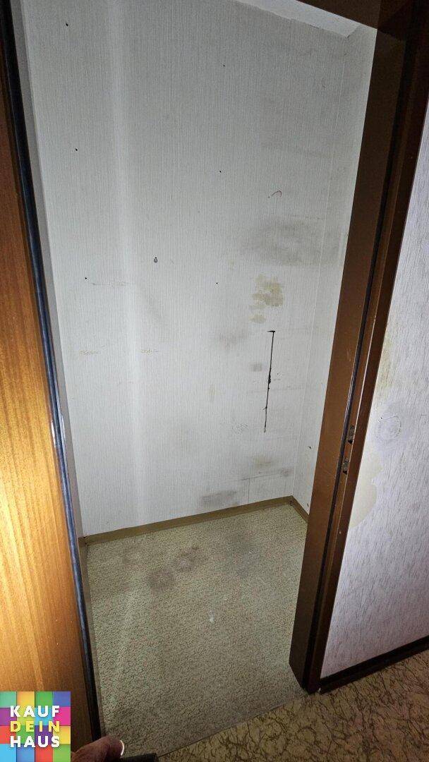 Leerer Abstellraum oder begehbarer Kleiderschrank, bietet praktischen zusätzlichen Stauraum.