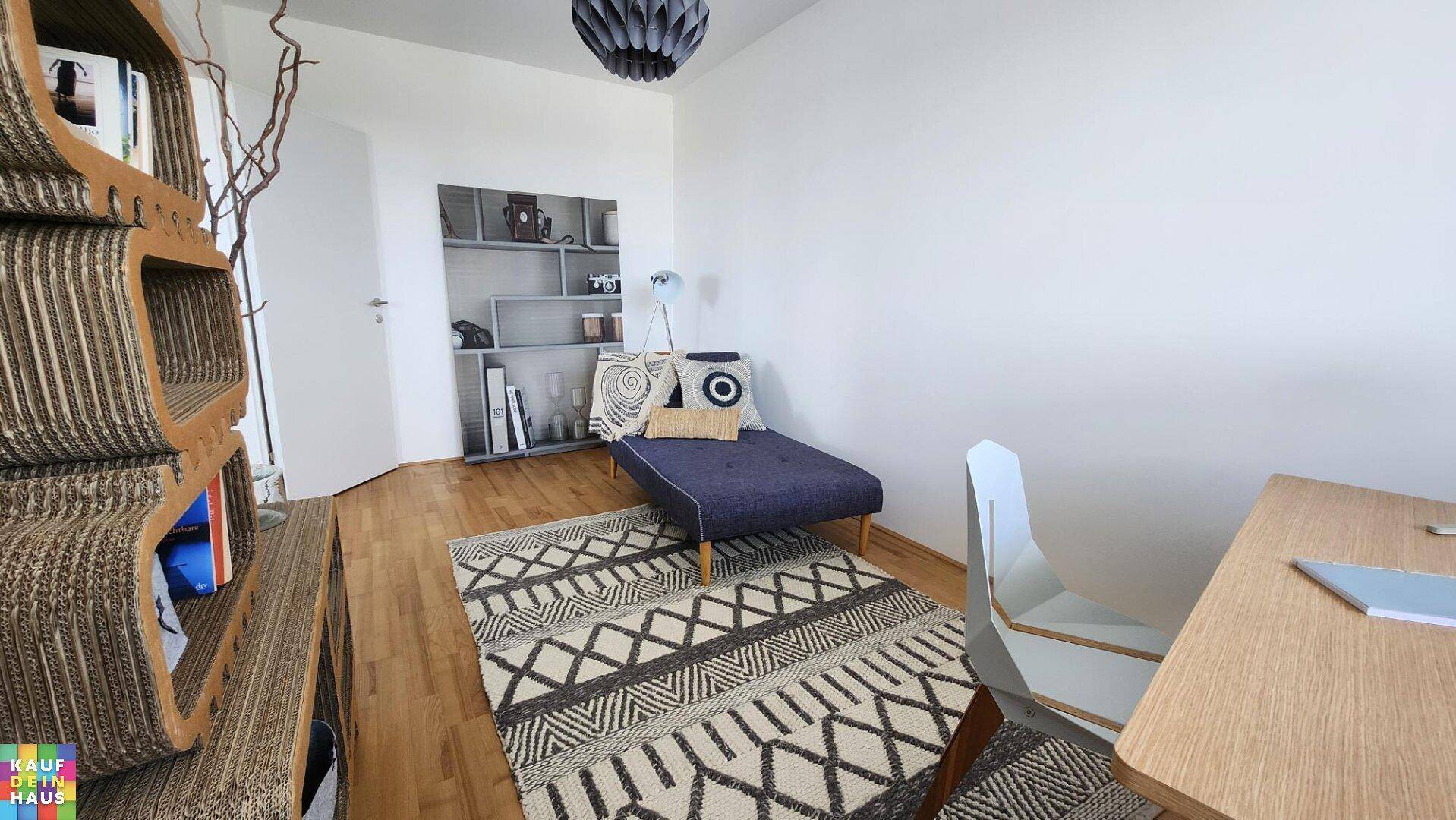 Arbeitszimmer mit Holzboden, großem Fenster und modernem Regal.