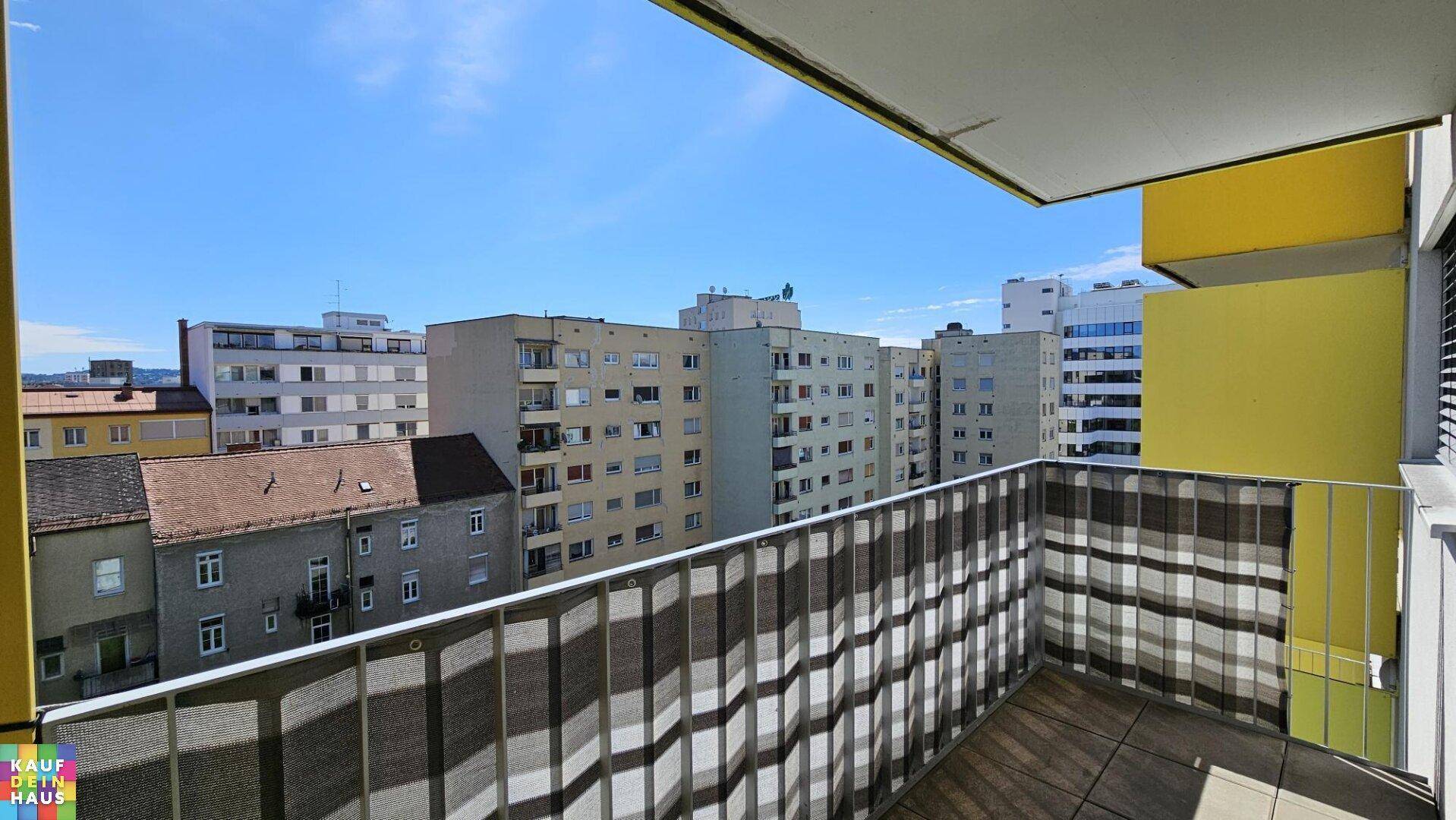 Balkon mit Blick auf die umliegenden Wohngebäude und die städtische Umgebung.