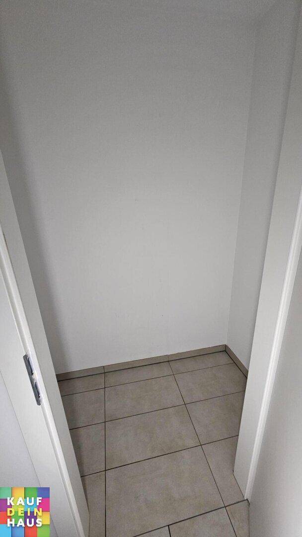 Kleiner Abstellraum mit Fliesenboden, ideal für zusätzlichen Stauraum.