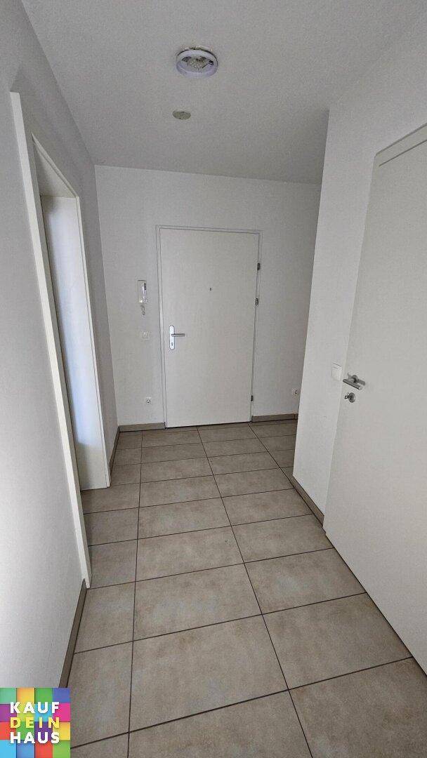 Eingangsbereich mit Fliesenboden und Zugang zu den verschiedenen Räumen der Wohnung.