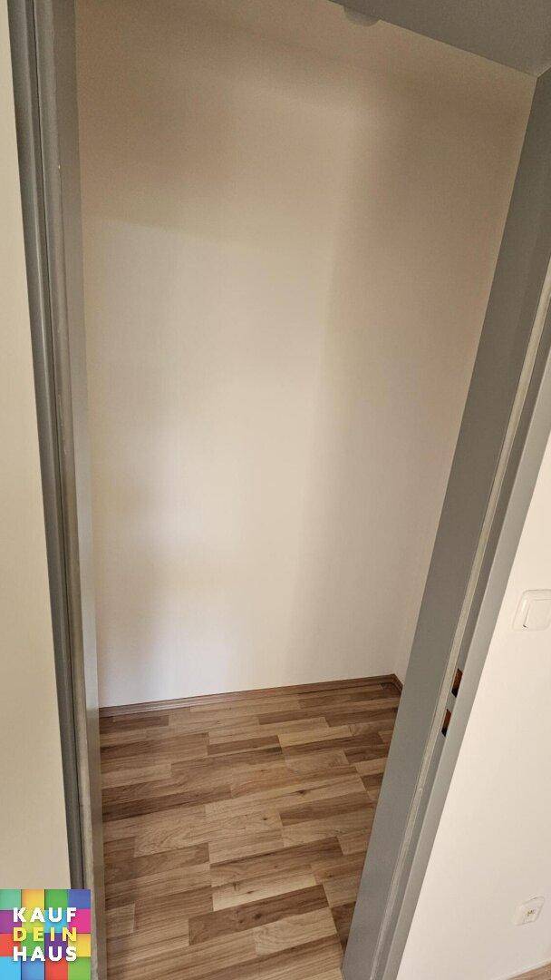 Kleiner Abstellraum mit Laminatboden, ideal für zusätzlichen Stauraum im Haushalt.