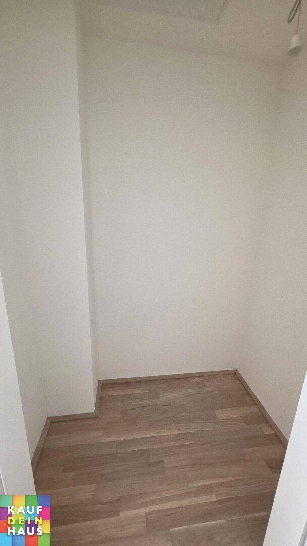 Kleiner Abstellraum mit Parkettboden und weißen Wänden, ideal für zusätzlichen Stauraum.