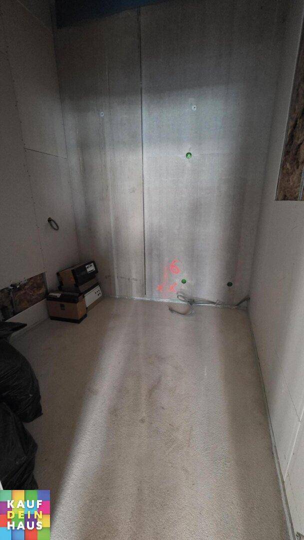 Kleiner, unfertiger Raum mit Trockenbauwänden und sichtbaren Installationen, bereit für den weiteren Ausbau.