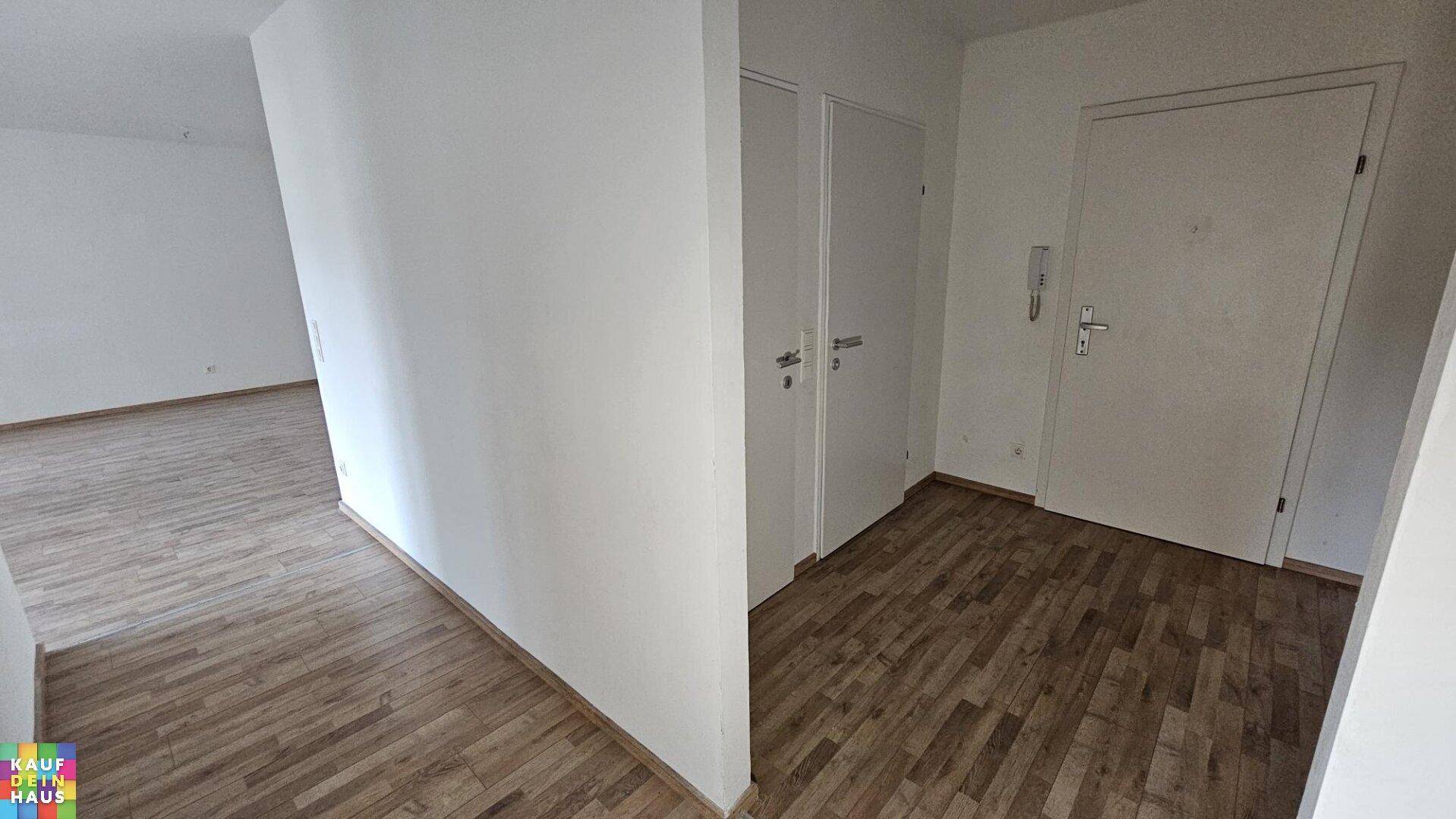 Eingangsbereich oder Flur mit Holzboden und mehreren Türen.