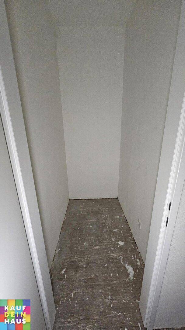 Leerer Abstellraum mit unfertigem Boden, ideal für zusätzlichen Stauraum.