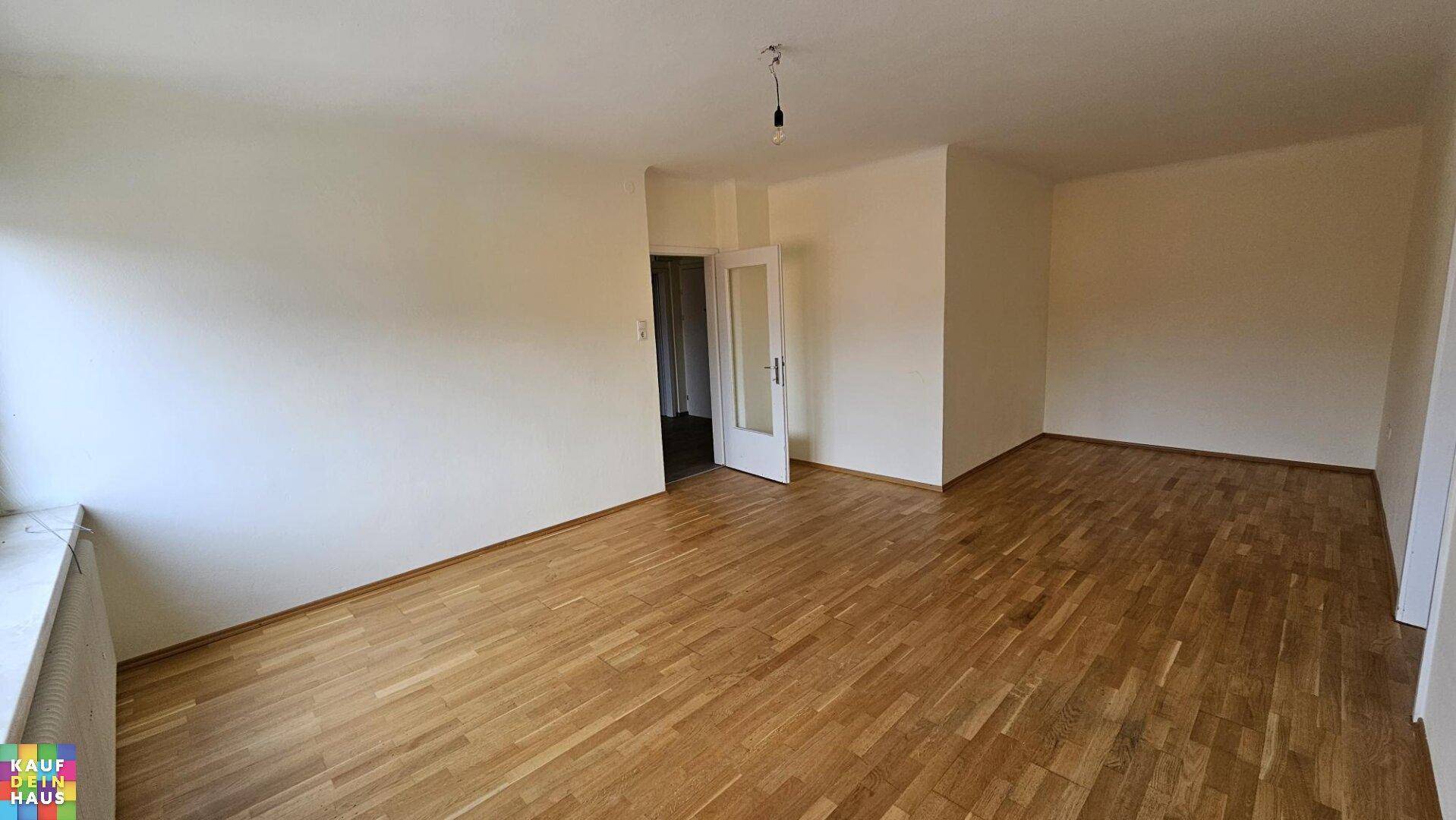Helles Zimmer mit Parkettboden und weiß gestrichenen Wänden, bereit zur individuellen Gestaltung.