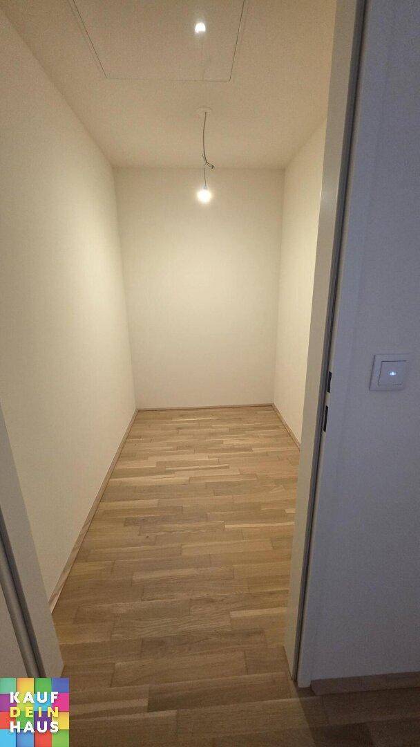 Kleiner, heller Abstellraum mit Laminatboden und weißen Wänden, ideal für zusätzlichen Stauraum.
