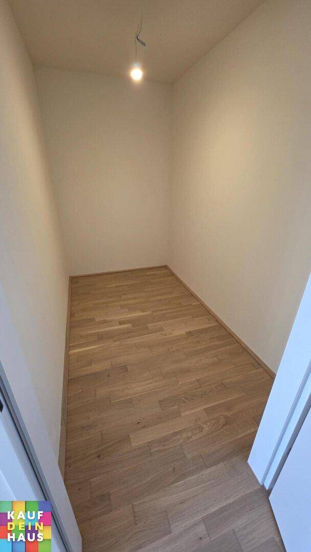 Kleiner, heller Abstellraum mit Holzparkett, ideal für zusätzlichen Stauraum.