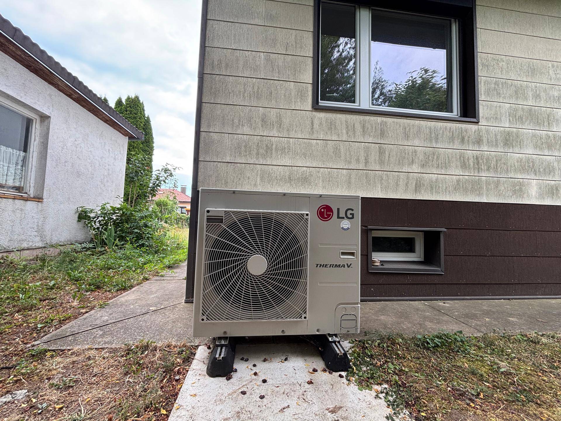 Außenansicht des Gebäudes mit installierter LG Therma V Wärmepumpen-Außeneinheit.