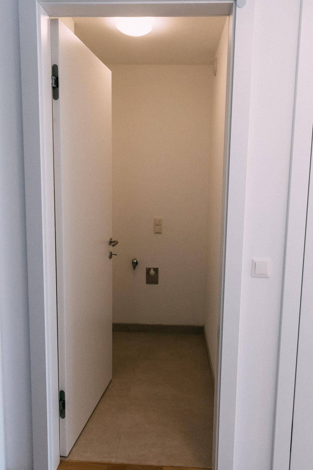 Kleiner Hauswirtschaftsraum mit Anschlüssen für Waschmaschine und Trockner.