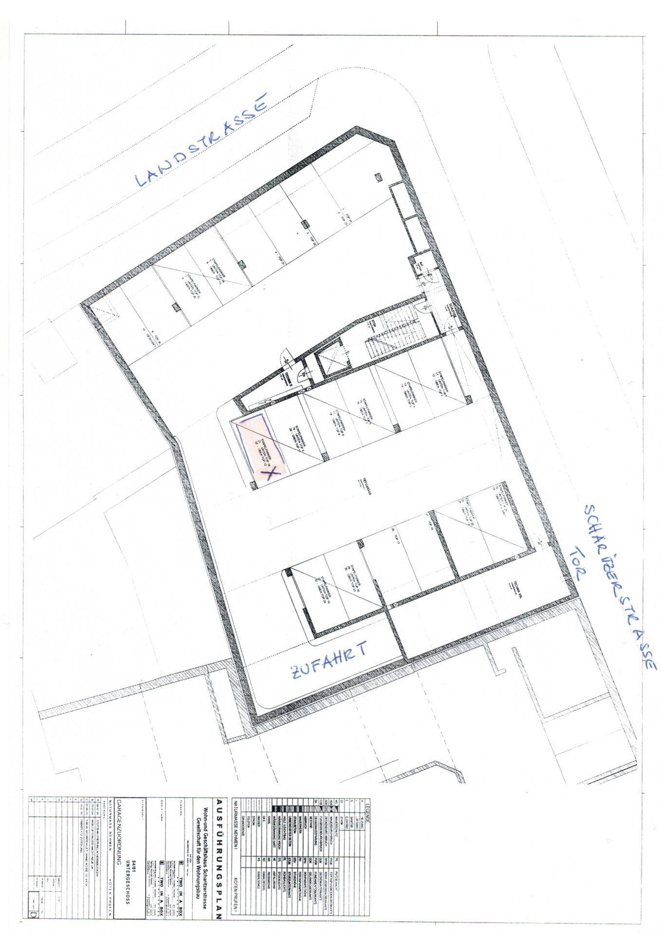 Grundrissplan des Gebäudes mit eingezeichneten Parkplätzen und Zufahrtswegen.