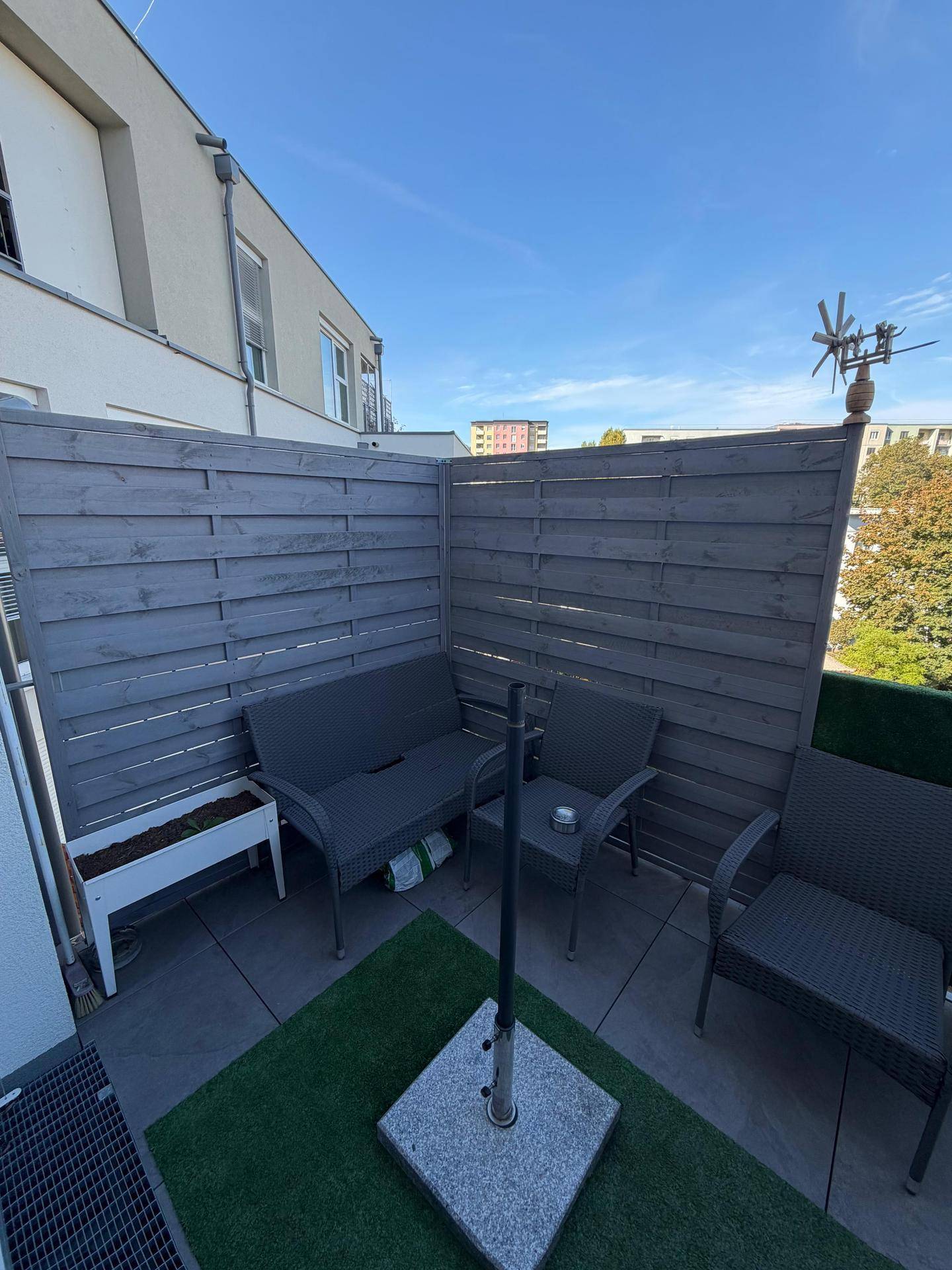 Möblierter Balkon mit Sichtschutz und ausreichend Platz für entspannte Stunden im Freien.