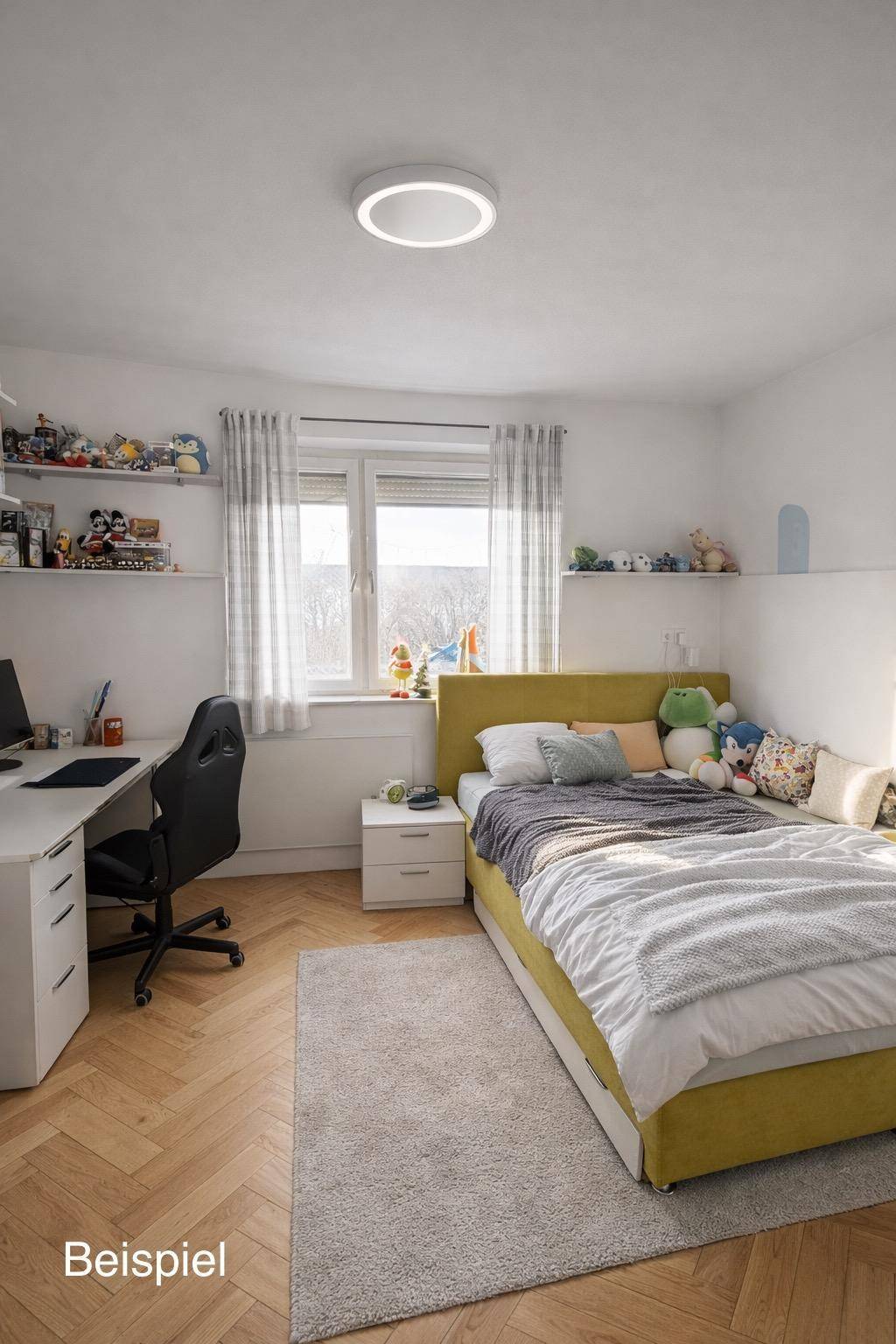 Kinderzimmer mit Einzelbett, Schreibtisch und Holzboden, hell und funktional eingerichtet.